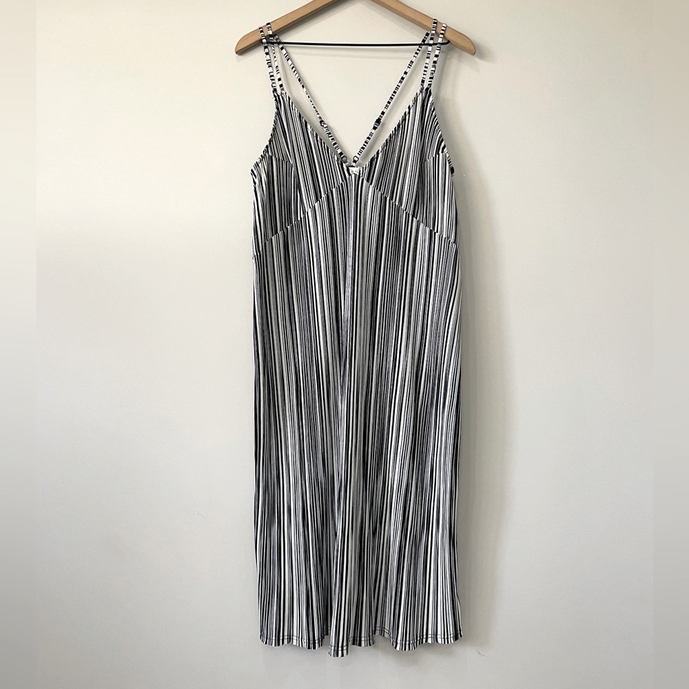 Ark nc. Black white accordion style spaghetti strap midi dress medium